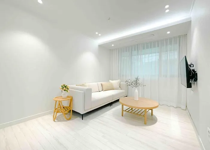 Designer Cozy 3br House In Hongdae *