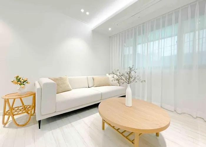 Designer Cozy 3br House In Hongdae *