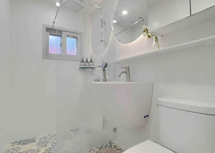 Designer Cozy 3br House In Hongdae *